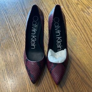 NWOT Calvin Klein snakeskin embossed size 7 heels